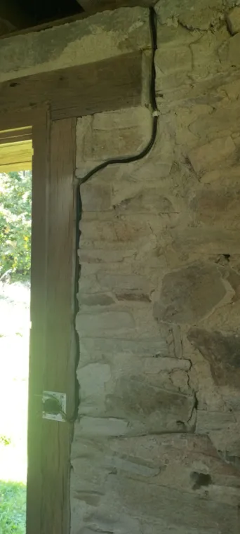Passage de câble dans un mur en pierre , Saint-Yrieix-la-Perche, Mandin Marius