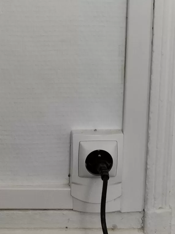 prise en saillie, les fils arrivent par des plinthes électriques apparentes