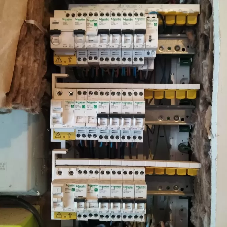 installation d'un tableau électrique triphasé  a Ladignac-le-long