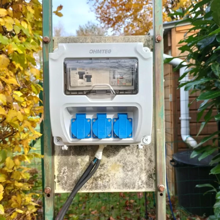 Pose d'un coffret électrique pour un camping à Chalard, Saint-Yrieix-la-Perche, Mandin Marius