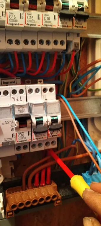 Ajout de deux disjoncteurs sur un tableau électrique à Saint-Yrieix-la-Perche, Saint-Yrieix-la-Perche, Mandin Marius