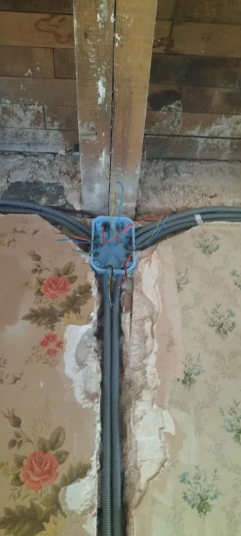 Installation de lignes électriques dans un mur en pierre , Saint-Yrieix-la-Perche, Mandin Marius