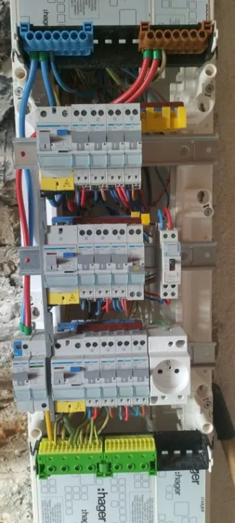 Pose d'un tableau intégré dans une gaine technique d'une maison en pierre à Saint-Yrieix-la-Perche, Saint-Yrieix-la-Perche, Mandin Marius