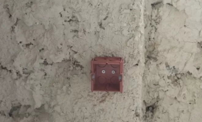 Installation de boîtiers sur mur en pierre, Saint-Yrieix-la-Perche, Mandin Marius