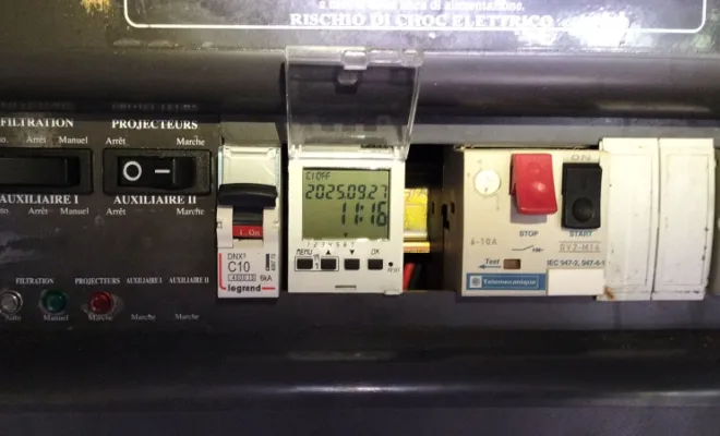 Tableau électrique d'une pompe de piscine commandé par horloge digitale 