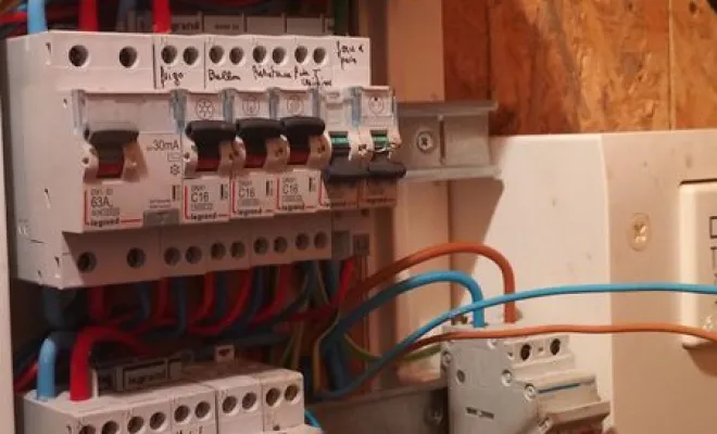 Ajout de deux disjoncteurs sur un tableau électrique à Saint-Yrieix-la-Perche, Saint-Yrieix-la-Perche, Mandin Marius