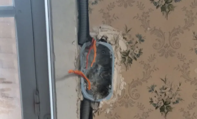 Installation de lignes électriques dans un mur en pierre , Saint-Yrieix-la-Perche, Mandin Marius