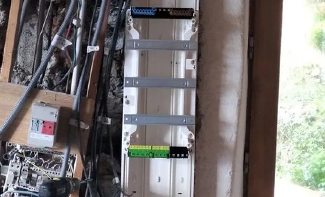 Pose d'un tableau intégré dans une gaine technique d'une maison en pierre à Saint-Yrieix-la-Perche, Saint-Yrieix-la-Perche, Mandin Marius