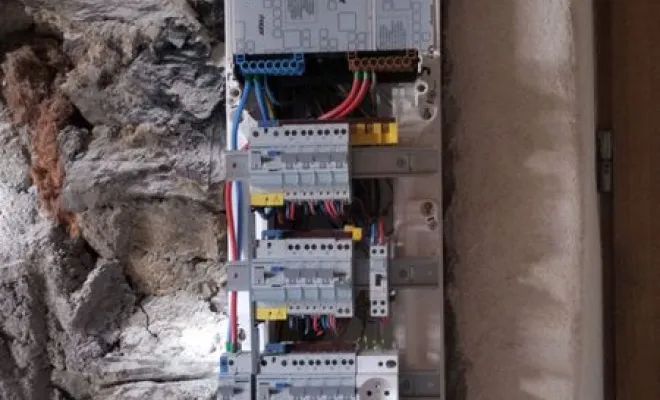 Pose d'un tableau intégré dans une gaine technique d'une maison en pierre à Saint-Yrieix-la-Perche, Saint-Yrieix-la-Perche, Mandin Marius